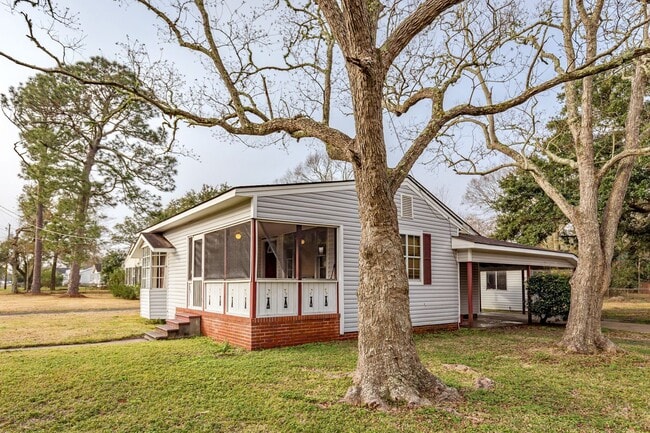 Building Photo - Cozy 2-Bedroom Home in Pascagoula