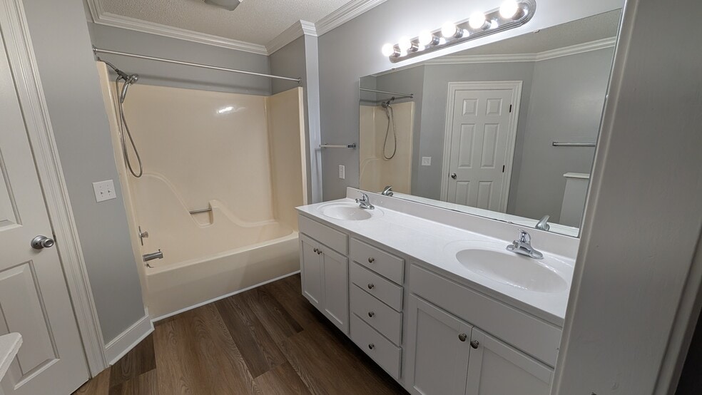 large master bath - 805 Spring Ln