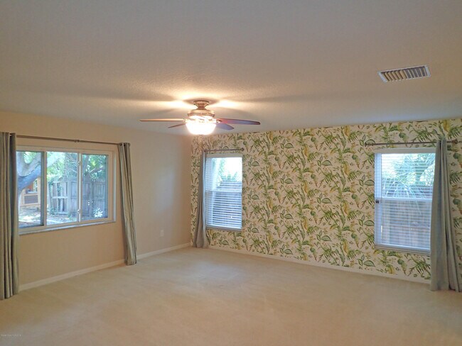 Building Photo - 525 Hidden Creek Dr