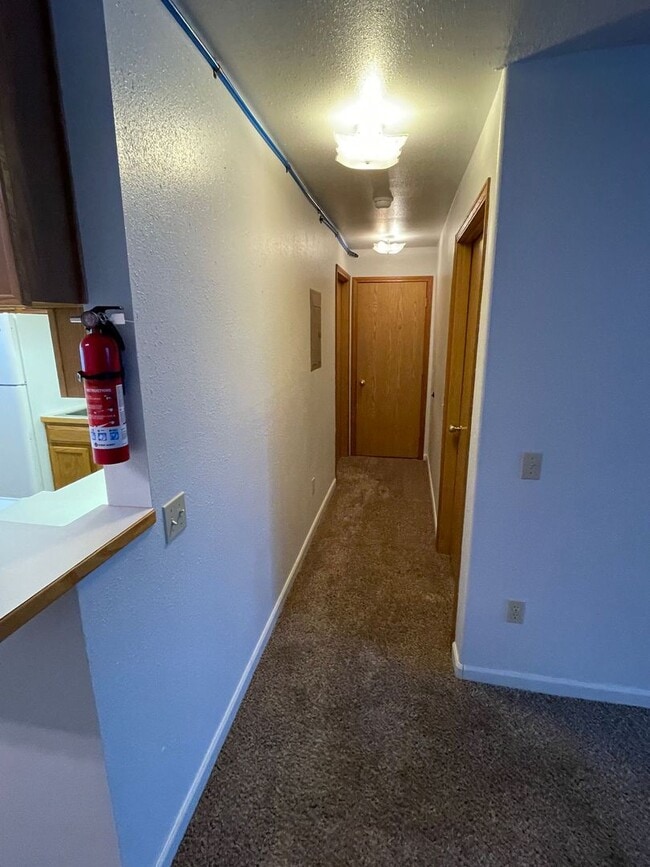 Building Photo - APPLY NOW, AND GET A $300 DISCOUNT ON YOUR...
