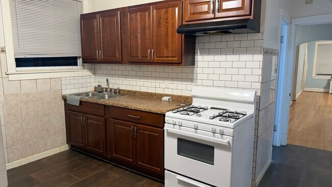 Building Photo - 2117 N Lockwood Ave