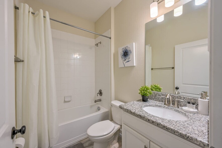Building Photo - 4831 Kings Castle Cir