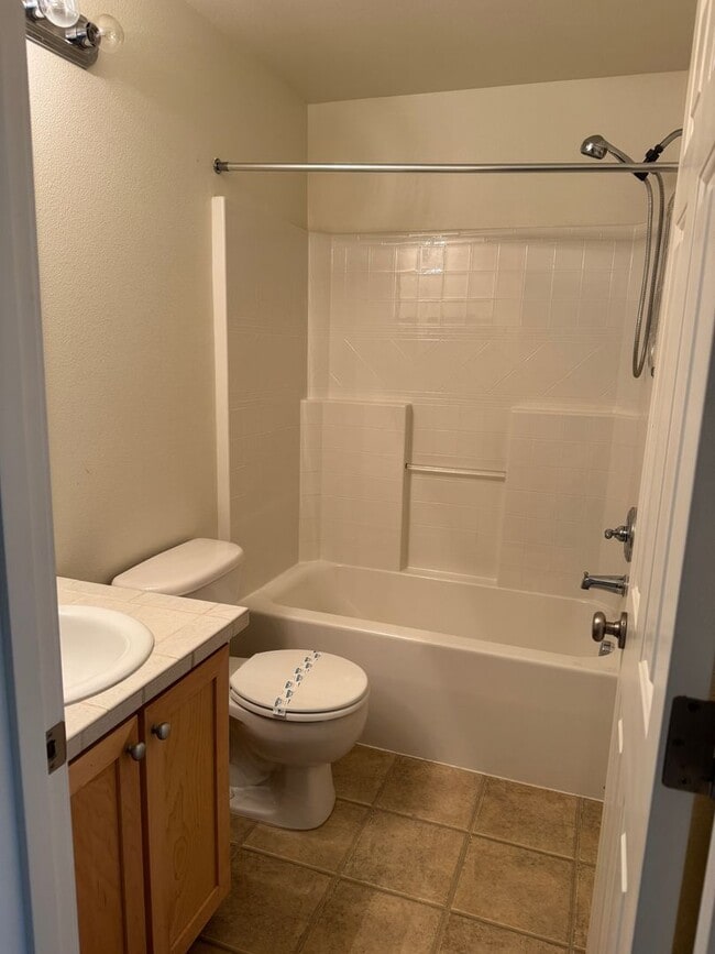 Building Photo - Stylish 2br/2.5ba Townhome with garage and AC in great Beaverton location