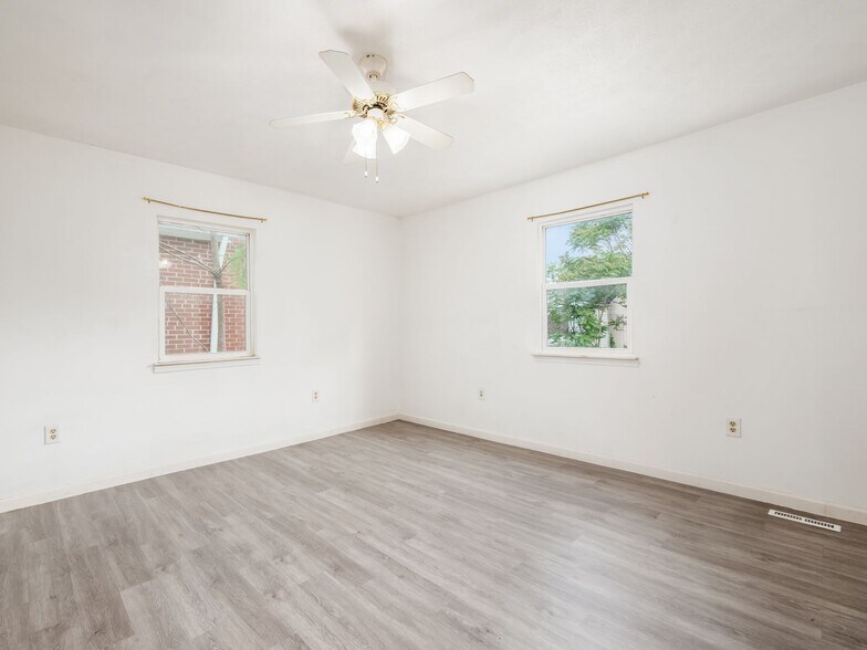 Building Photo - 100 S Oakley Ave