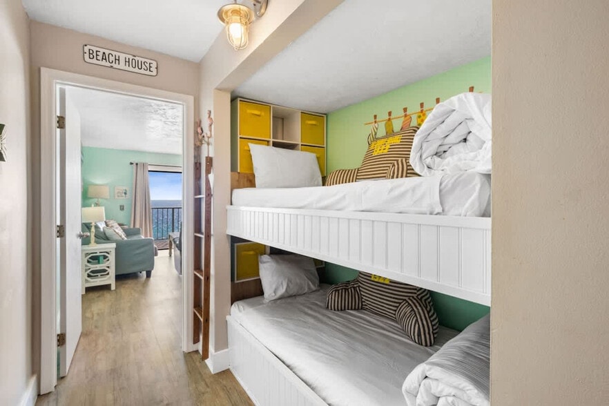 Building Photo - 8743 Thomas Dr