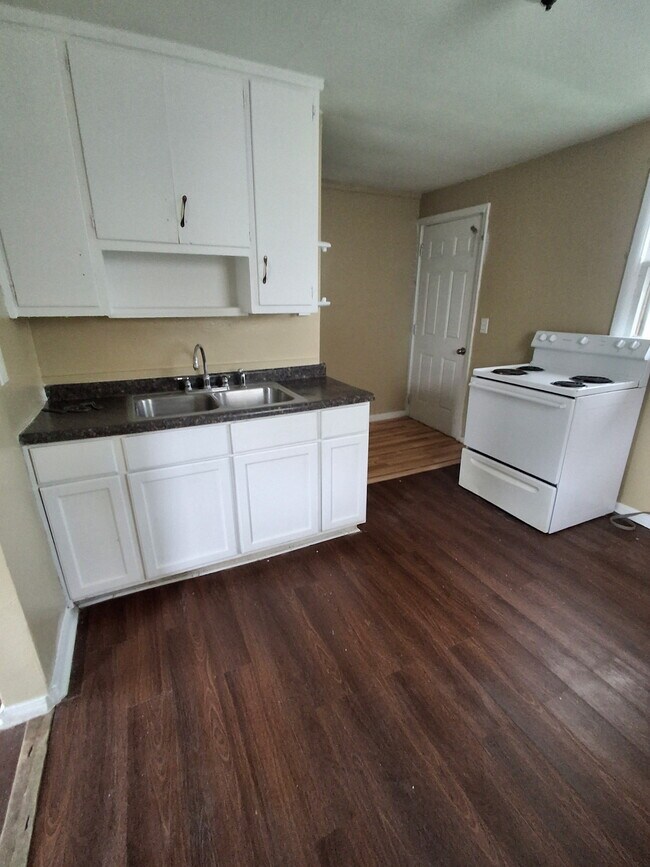 Building Photo - 1807 W 27th St