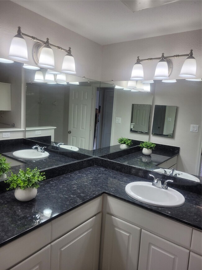 Building Photo - 1330 Old Spanish Trl