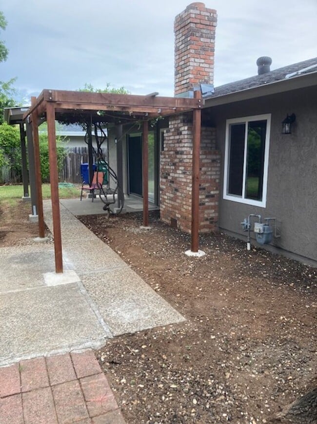 Building Photo - Newly Updated 3 Bdrm 2 Bath House Near Schools and Shopping, Corner of Shasta Pines and Mistletoe