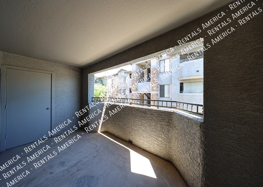 Building Photo - 2025 E Campbell Ave