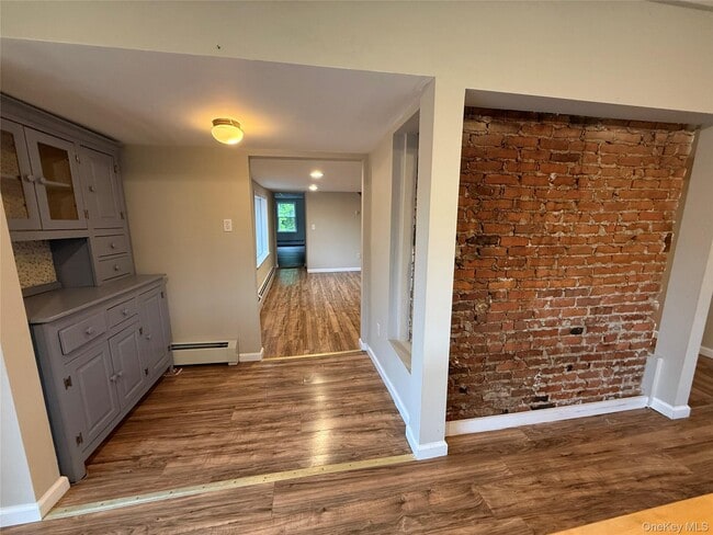 Building Photo - 10 Crans Rd