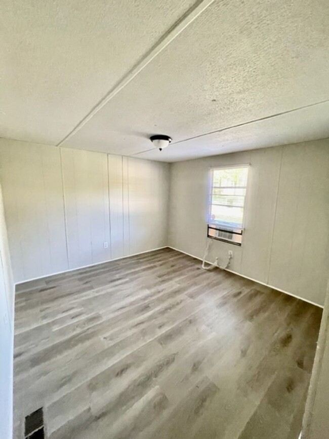 Building Photo - Adorable 2 bedroom 2 bath Mobile Home loca...