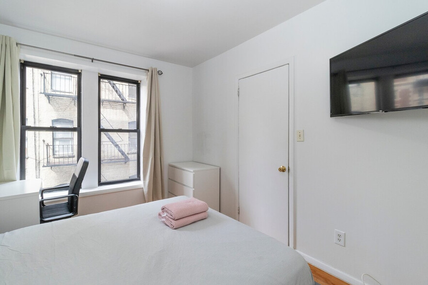 Building Photo - 340 E 94th St