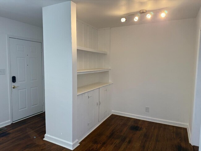 Building Photo - 1924 Woodside Rd