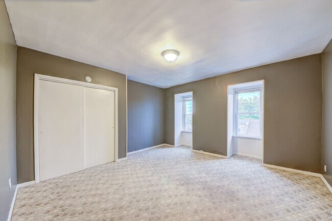 Building Photo - 2400 Mission St