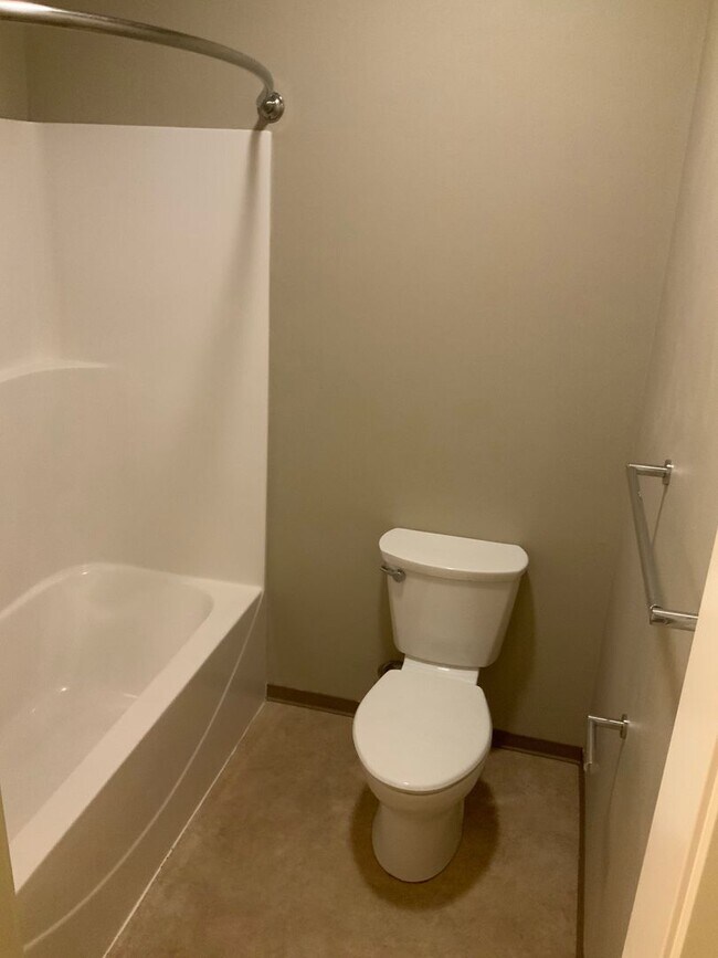 Building Photo - Move In Special!!  Close to Campus on 14th...