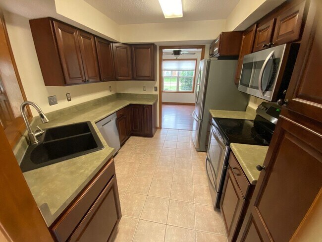 Building Photo - Gorgeous 3 Bedroom Home in South Columbia