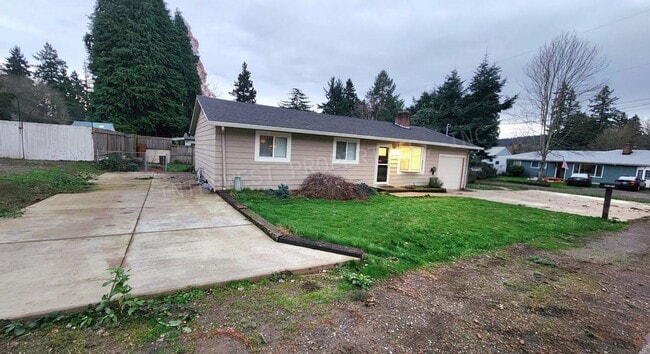 Building Photo - Remodeled 3 bedroom Ranch Style Milwaukie Home With SS Appliances, Fenced Backyard, Garage, & Ext...