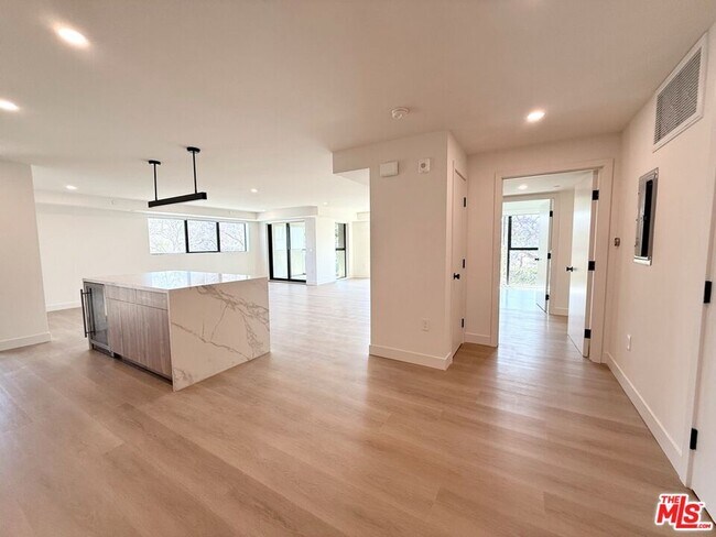 Building Photo - 350 N Palm Dr