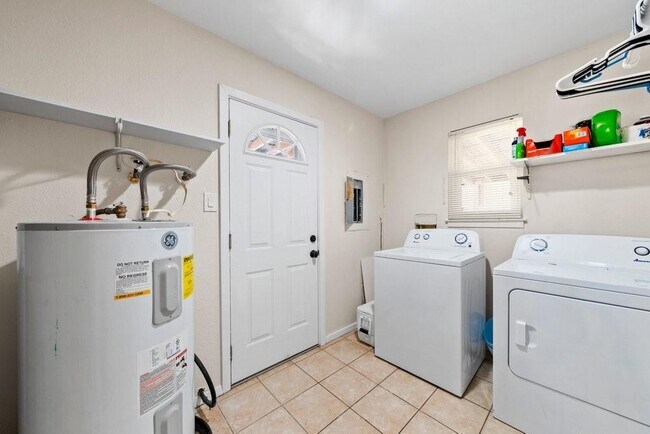 Building Photo - 2033 Lakeview Dr