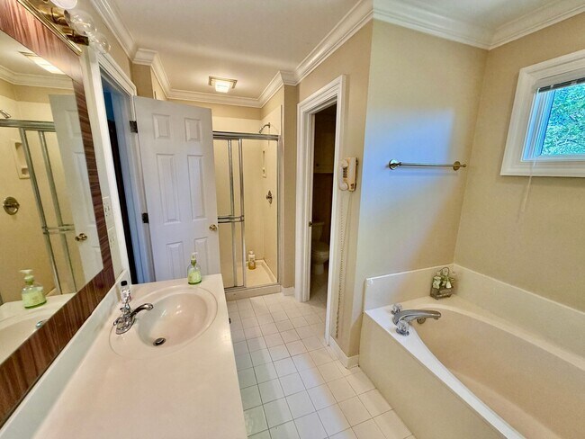 Building Photo - 525 Meadow Brook Dr