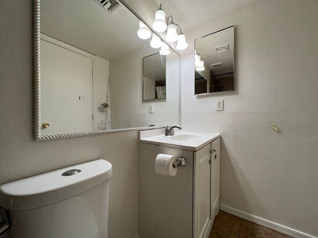 Building Photo - Apply Here www.realty480pm.appfolio.com/listings