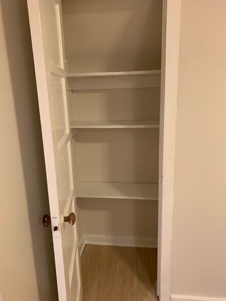 Kitchen pantry - 281 Oak Dr