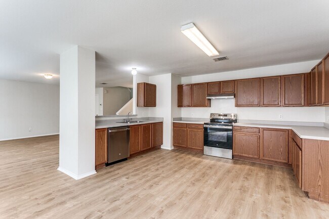 Building Photo - BEAUTIFUL 3-BEDROOM HOME IN NORTHCLIFFE