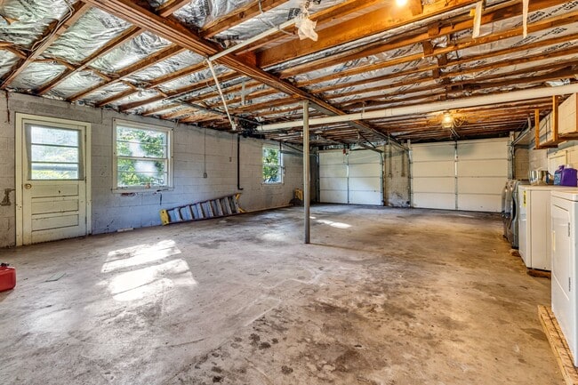 Building Photo - 1606 Burton Ave