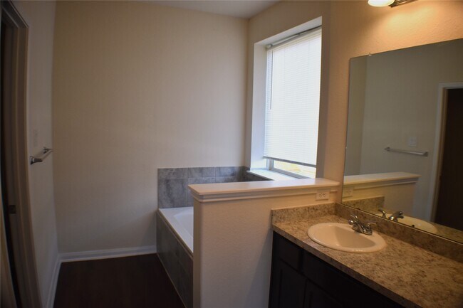 Building Photo - 204 White Wing Ln