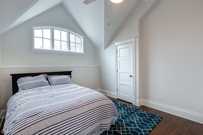 Building Photo - 2663 N Marshfield Ave