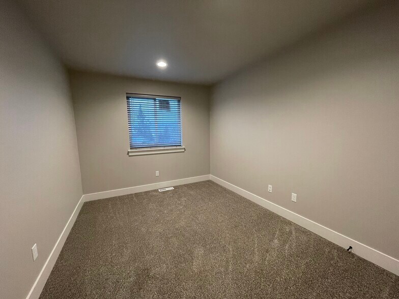 Building Photo - 412 W 1st St