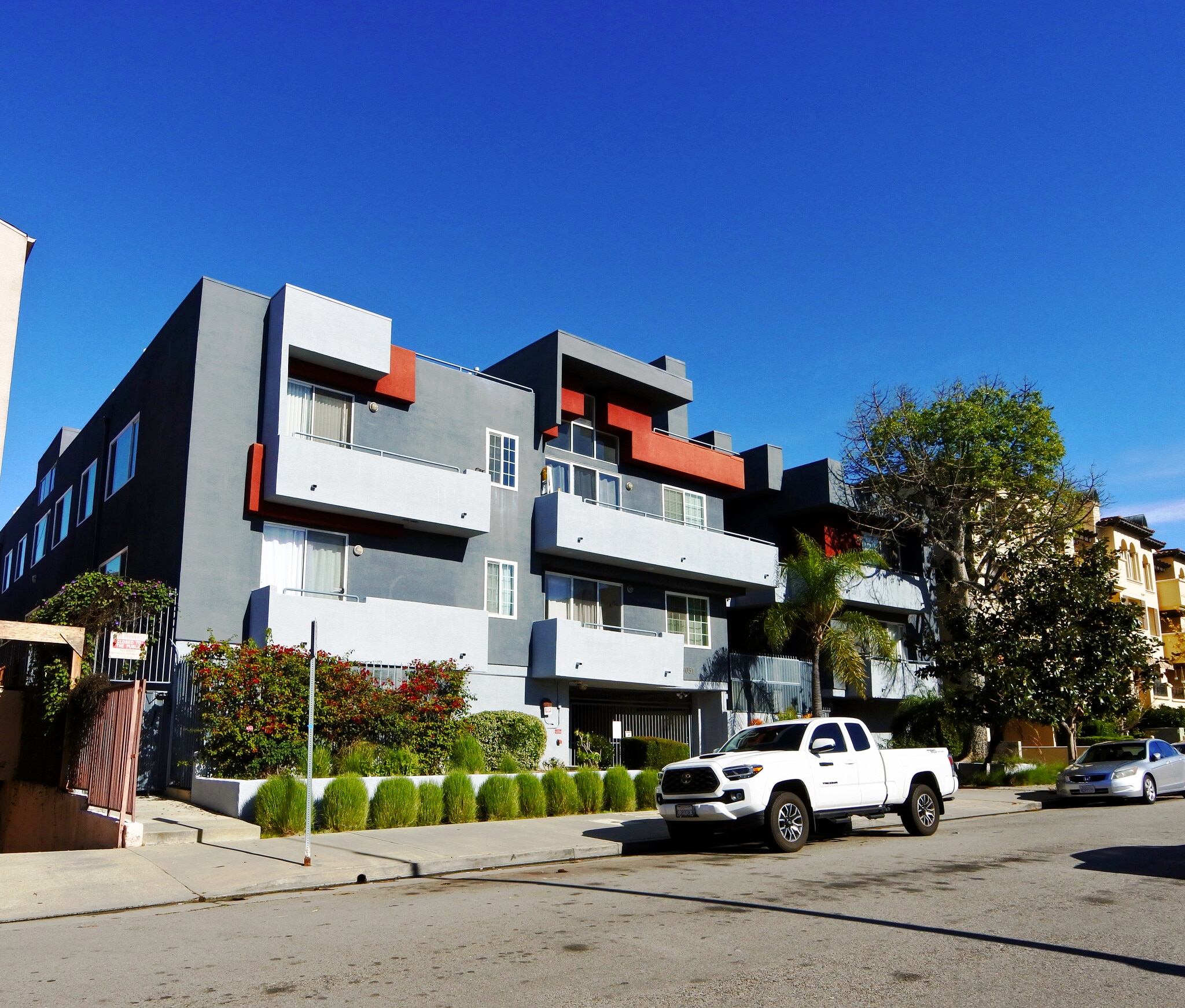 Building Photo - 5051 Rosewood Ave