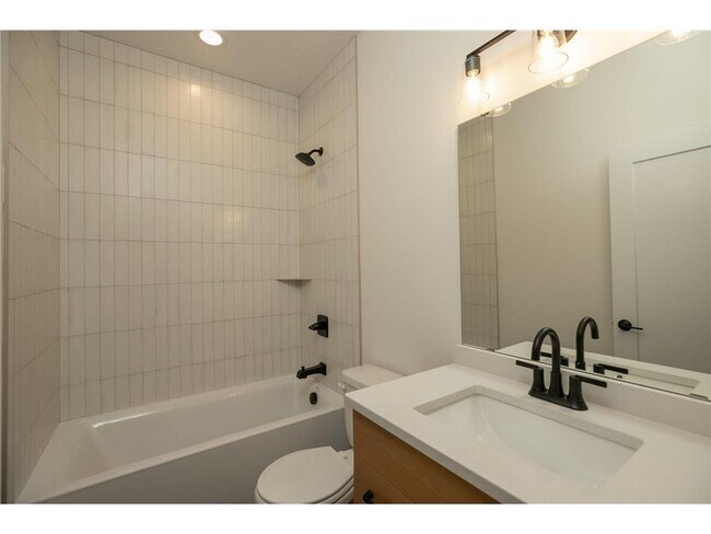 Building Photo - 301 Somerby Pkwy NE