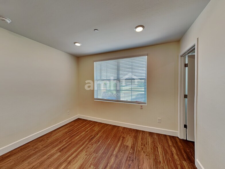 Building Photo - 5915 W Larkspur Dr