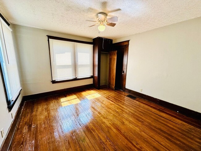 Building Photo - Adorable 2 bedroom home with two living ar...