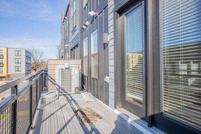 Building Photo - Gorgeous 4 BR/3.5 BA EOG Townhome in Silve...