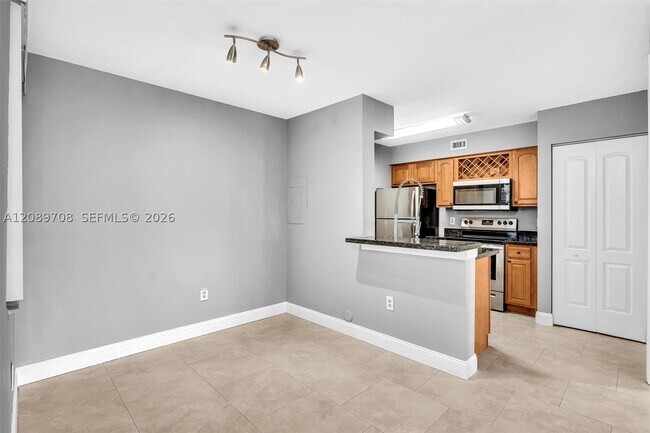 Building Photo - 2820 N Oakland Forest Dr