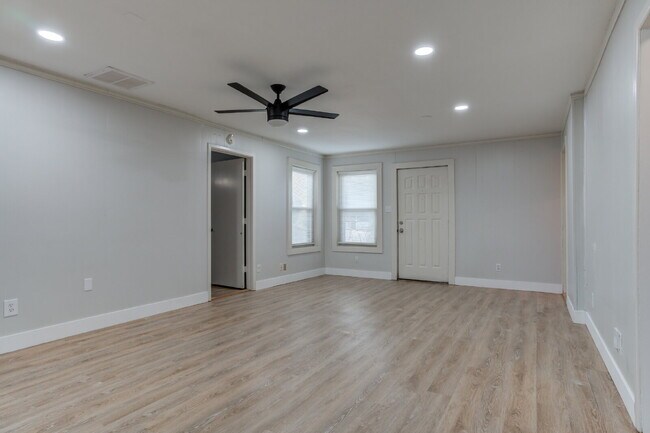 Building Photo - 4 Bed 3 Bath Pre-lease in Central Lubbock!!!