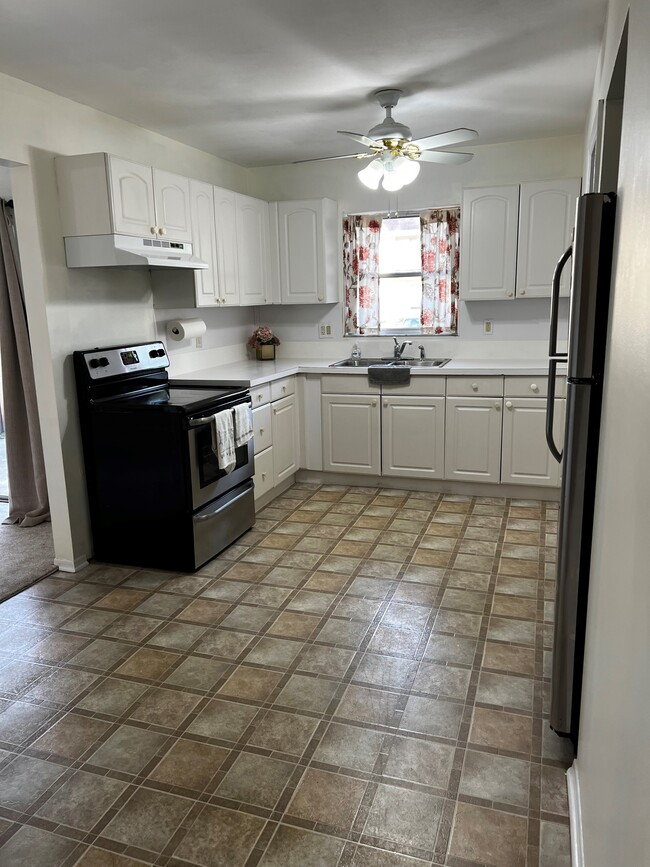 Kitchen - 206 Elliot Ave