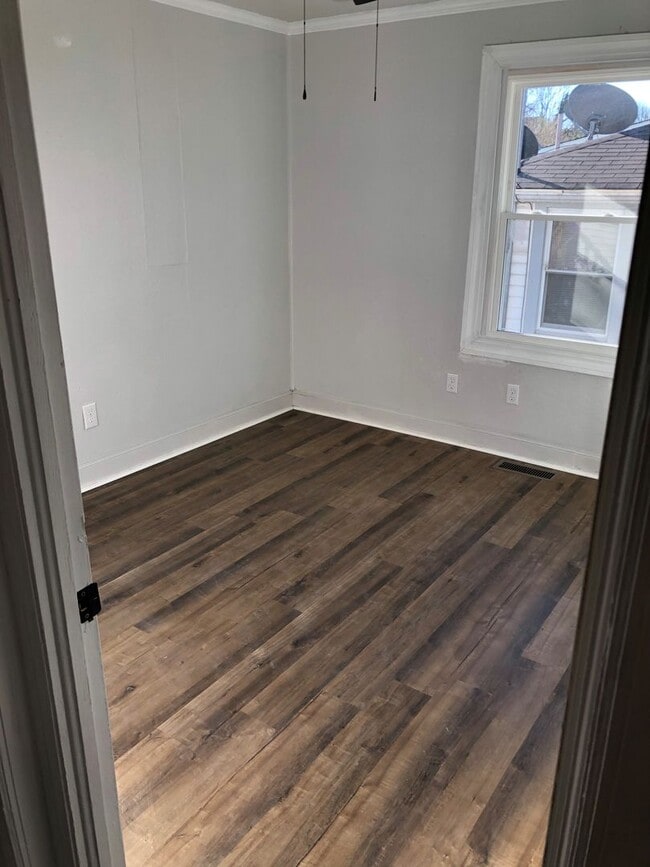 Building Photo - 2 Bedroom House off Memorial Avenue