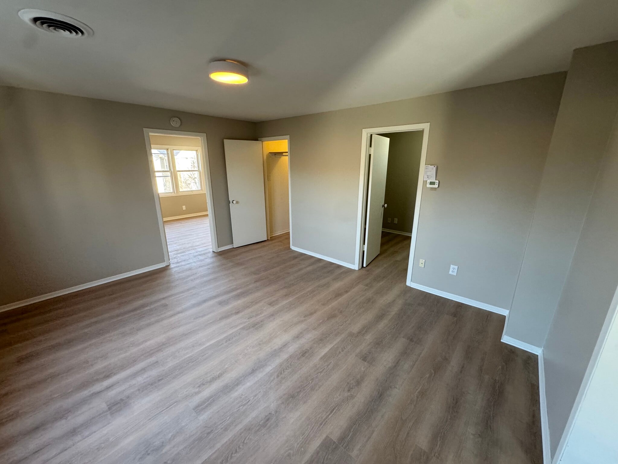 Building Photo - 305 E Clarence St