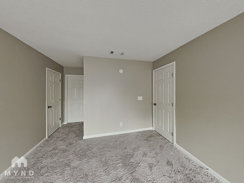 Building Photo - 4015 Golfview Dr