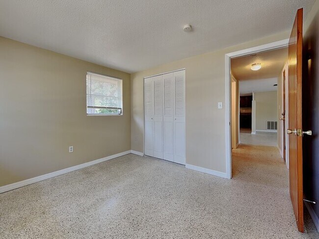 Building Photo - 10632 Laburnum Dr