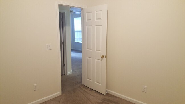 Building Photo - 2 Bedroom Condo in River Oaks