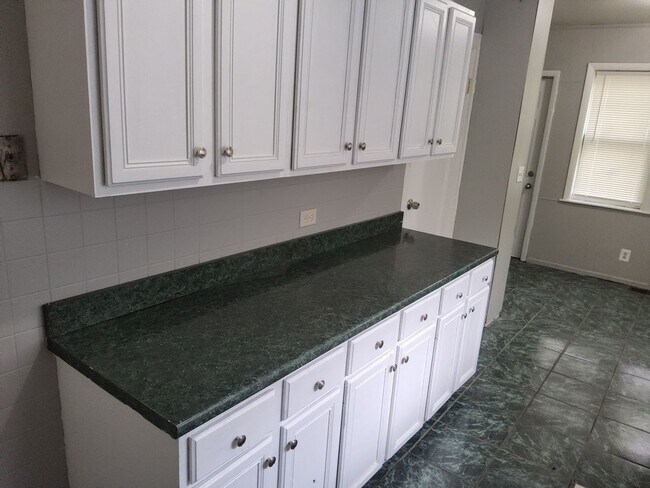 Building Photo - Welcome to this Chicago-style brick Bungal...