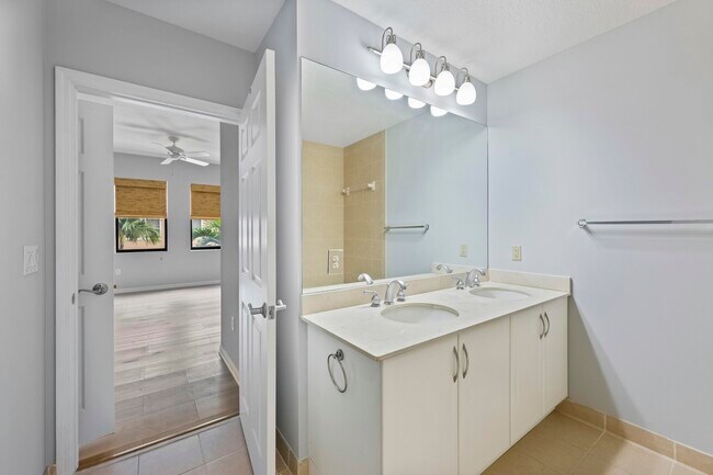 Building Photo - 511 Lucerne Ave