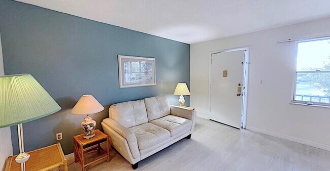 Building Photo - 1200 Colonnades Dr