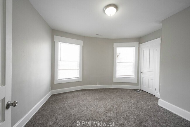 Building Photo - "Charming 3-Bedroom Duplex Haven on W 29th St – Spacious 1031 Sq Ft Gem in Indianapolis!"
