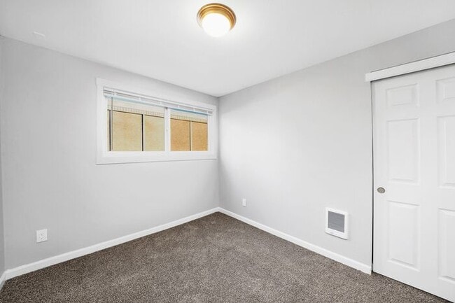 Building Photo - 3 bedroom 1 bath in heart of Milwaukie