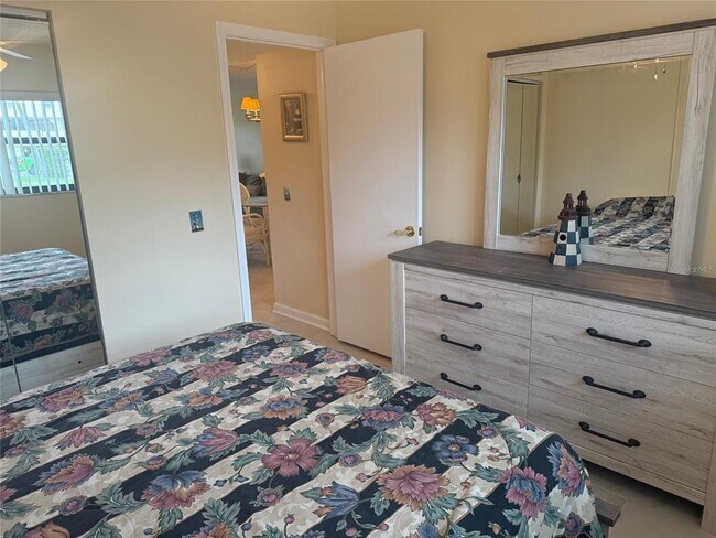 Building Photo - 6180 Sun Blvd